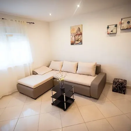 Nakic Apartment *
